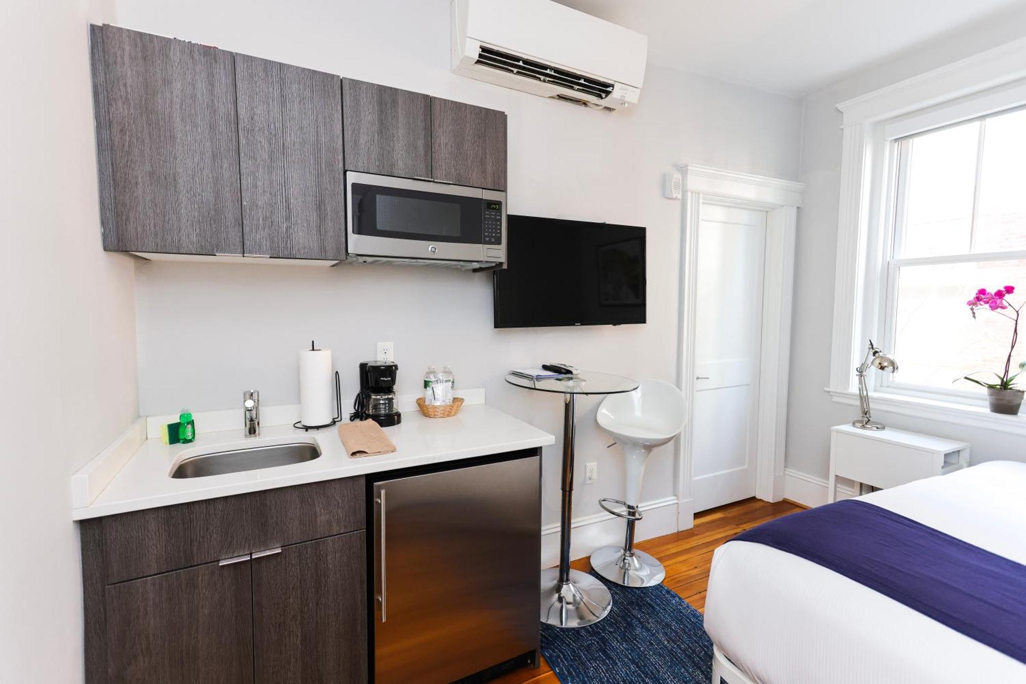 A Stylish Stay W/ A Queen Bed, Heated Floors.. #26 Brookline Buitenkant foto